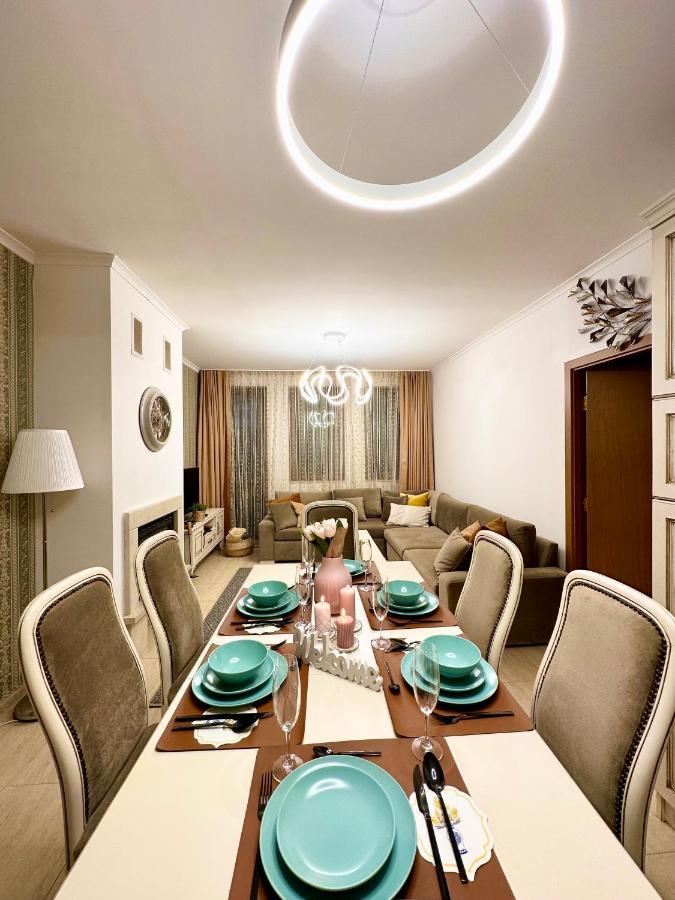 Vintage De Lux, Location, 2bdr Grand Monastery, *